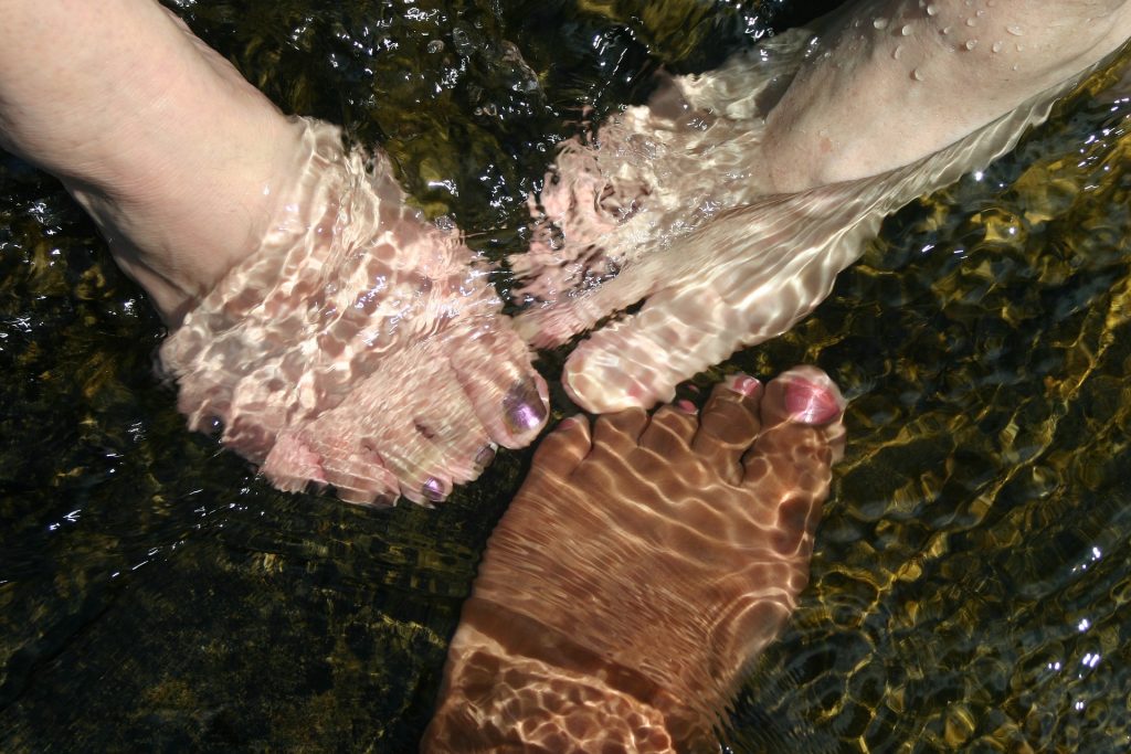 voeten in water/ Joanneke Rogaar